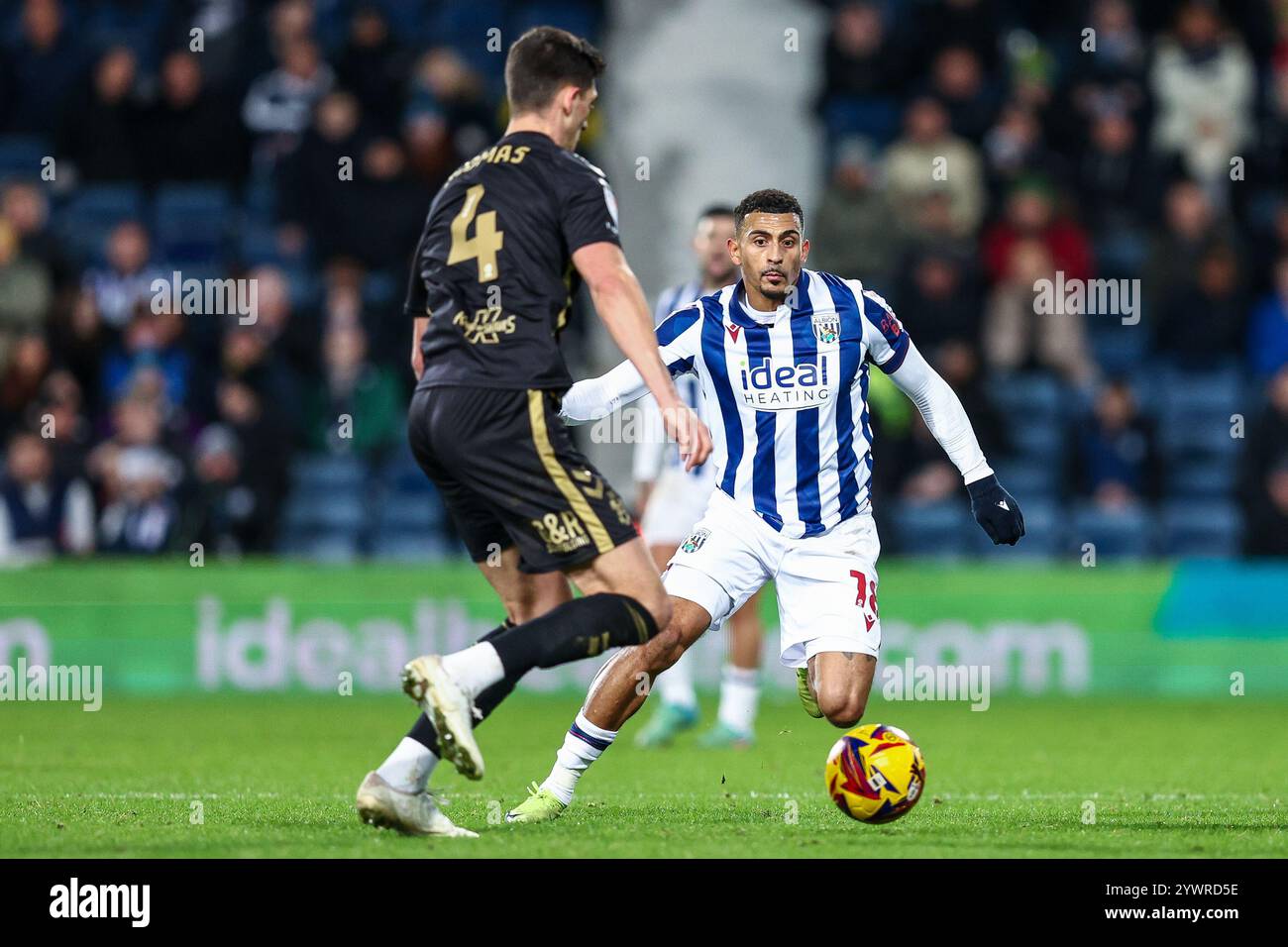 #18, Karlan Grant della WBA in azione con il pallone durante il match per il titolo Sky Bet tra West Bromwich Albion e Coventry City all'Hawthorns di West Bromwich mercoledì 11 dicembre 2024. (Foto: Stuart Leggett | mi News) crediti: MI News & Sport /Alamy Live News Foto Stock