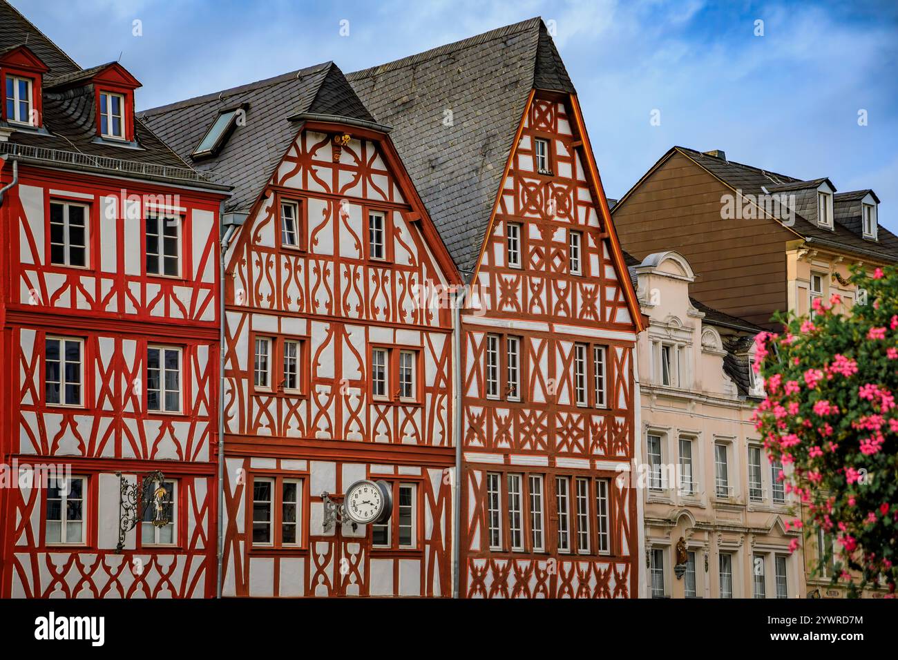Storiche case in legno con travi in legno dipinte intricate e facciate decorative fiancheggiano una strada a Treviri, in Germania Foto Stock
