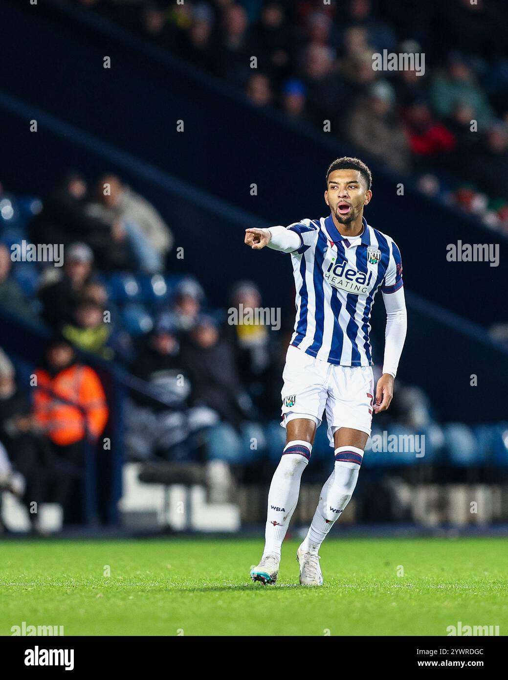 # 3, Mason Holgate della WBA punta nello spazio durante il match di Sky Bet Championship tra West Bromwich Albion e Coventry City all'Hawthorns di West Bromwich, mercoledì 11 dicembre 2024. (Foto: Stuart Leggett | mi News) crediti: MI News & Sport /Alamy Live News Foto Stock