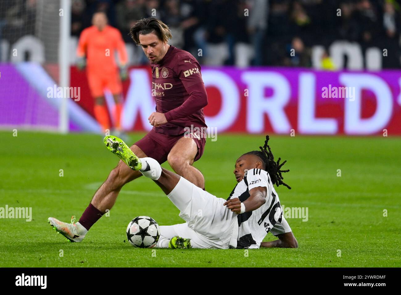 Allianz Stadium, Torino, Italia. 11 dicembre 2024. UEFA Champions League Football; Juventus contro Manchester City; Jack Grealish del Manchester City FC placcato da Khephren Thuram della Juventus FC credito: Action Plus Sports/Alamy Live News Foto Stock