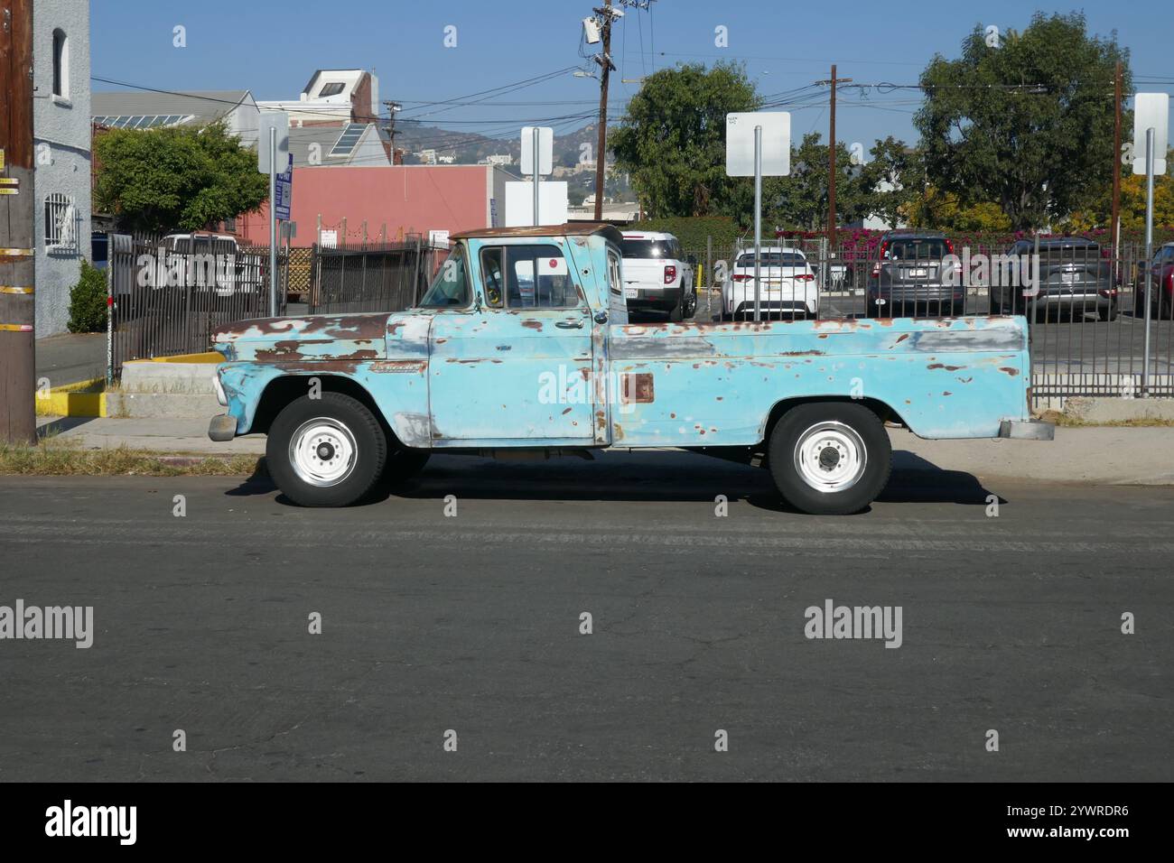 Los Angeles, California, USA 6 dicembre 2024 Vintage Truck at Walt and Roy Disney Brothers Cartoon Studio Square Sign in Kingswell Avenue dove hanno avuto il loro primo studio il 6 dicembre 2024 a Los Angeles, California, USA. Foto di Barry King/Alamy Stock Photo Foto Stock