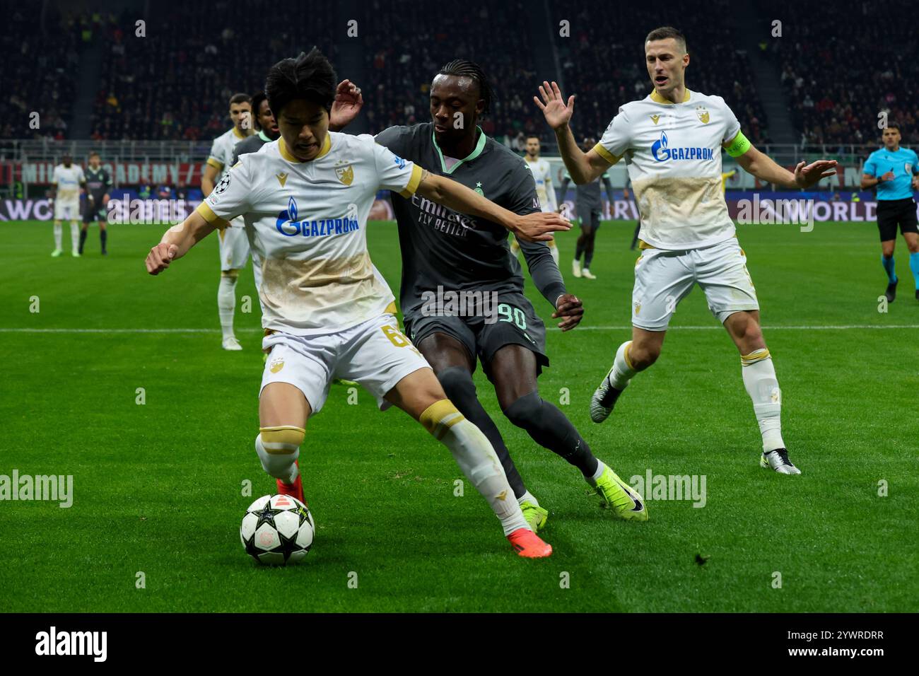 Milano, Italia. 11 dicembre 2024. Champions League, giorno 6, Stadio Giuseppe Meazza, Milano, Milano - Stella Rossa, nella foto: Young-Woo Seol e Abraham durante AC Milan vs FK Crvena Zvezda, partita di calcio della UEFA Champions League a Milano, Italia, 11 dicembre 2024 crediti: Agenzia fotografica indipendente/Alamy Live News Foto Stock