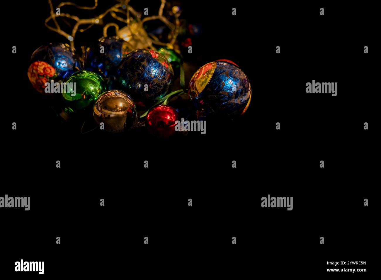 Decorazioni natalizie con palline di vetro scintillanti su sfondo nero e molto spazio per il testo Foto Stock