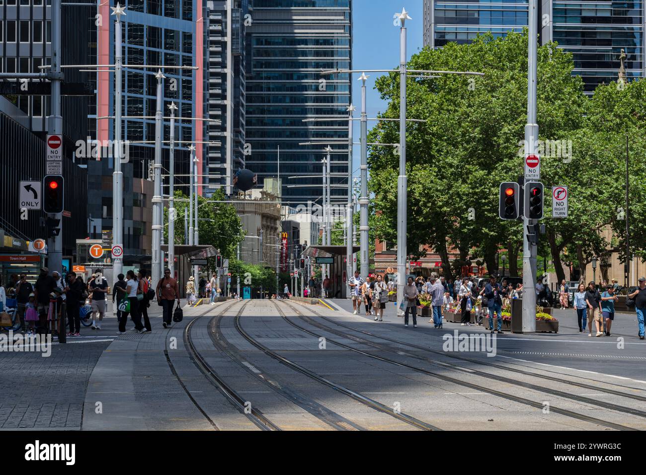 Foto di persone che camminano vicino a una linea del tram a Sydney. Foto Stock