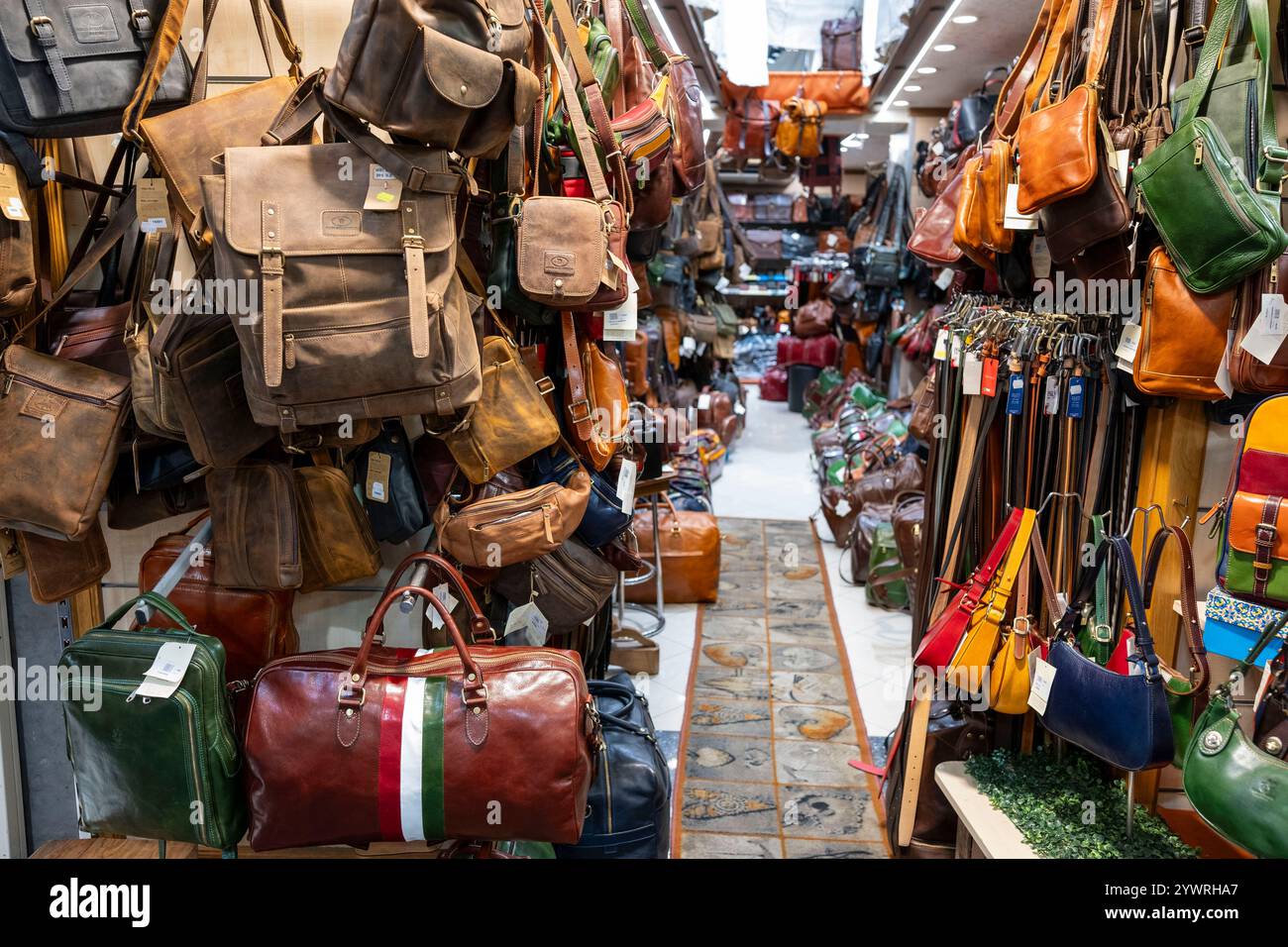 Borse a mano e pelletteria in vendita in via S Cesareo, Sorrento, Campania, Italia Foto Stock