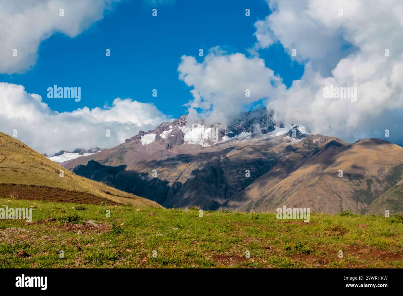 Villaggio di Urubamba in Perù, Lares Trek. Vegetazione di montagne in Perù. Suolo secco peruviano e piante suculente che crescono ad alta quota. Montagne Ande Foto Stock