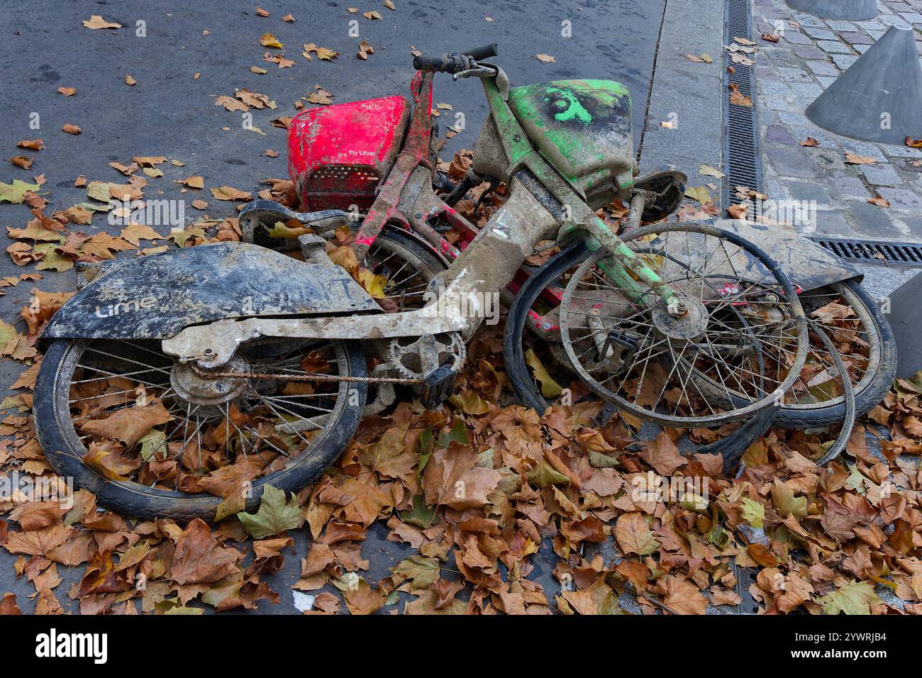 Parigi, Francia. 10 novembre 2024. Abbandonò Velib il 10 novembre 2024 a Parigi, in Francia. Credito: Gerard Crossay/Alamy Stock Photo Foto Stock