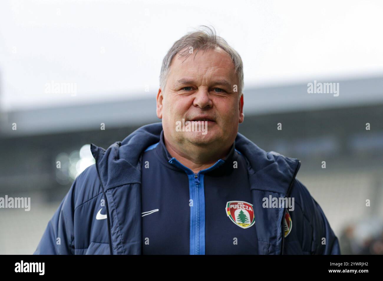 Cracovia, Polonia. 8 dicembre 2024. Allenatore Tomasz Tulacz del Puszcza Niepolomice visto durante la partita di calcio PKO BP Ekstraklasa 2024/2025 tra Puszcza Niepolomice e Jagiellonia Bialystok allo Stadio di Cracovia. Punteggio finale: Puszcza Niepolomice 1:1 Jagiellonia Bialystok. (Foto di Grzegorz Wajda/SOPA Images/Sipa USA) credito: SIPA USA/Alamy Live News Foto Stock