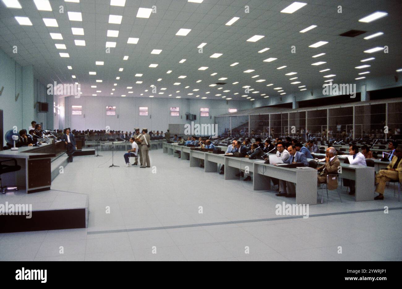 Processo Camorra Mafia a Napoli. Un'aula speciale di alta sicurezza nella prigione di Poggioreale. Dove 640 membri della Camorra sono stati processati. Erano presenti 300 avvocati e più di 1.000 poliziotti. Napoli, Italia 1985. Italia degli anni '1980, HOMER SYKES Foto Stock