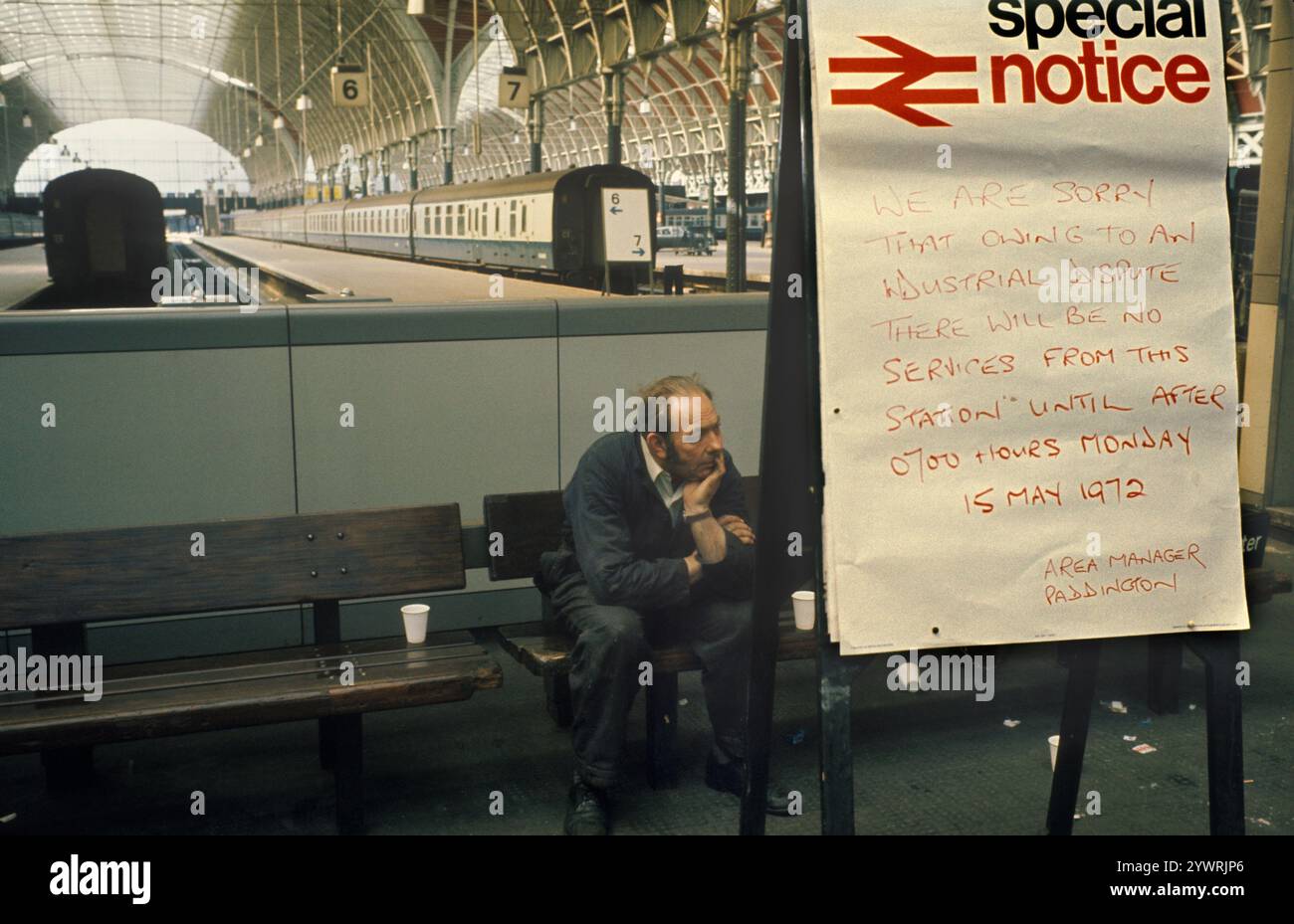 Sciopero dei treni, sindacato dei lavoratori ferroviari disputa Paddington linea principale stazione ferroviaria britannica 1970s Regno Unito. Il primo sciopero nazionale. Nessun treno correva in Inghilterra per la prima volta quel giorno. L'avviso speciale dice:- "... non ci saranno servizi da questa stazione fino a dopo 0700 ore di lunedì 15 maggio 1972". Londra, Inghilterra 14 maggio 1972. HOMER SYKES Foto Stock
