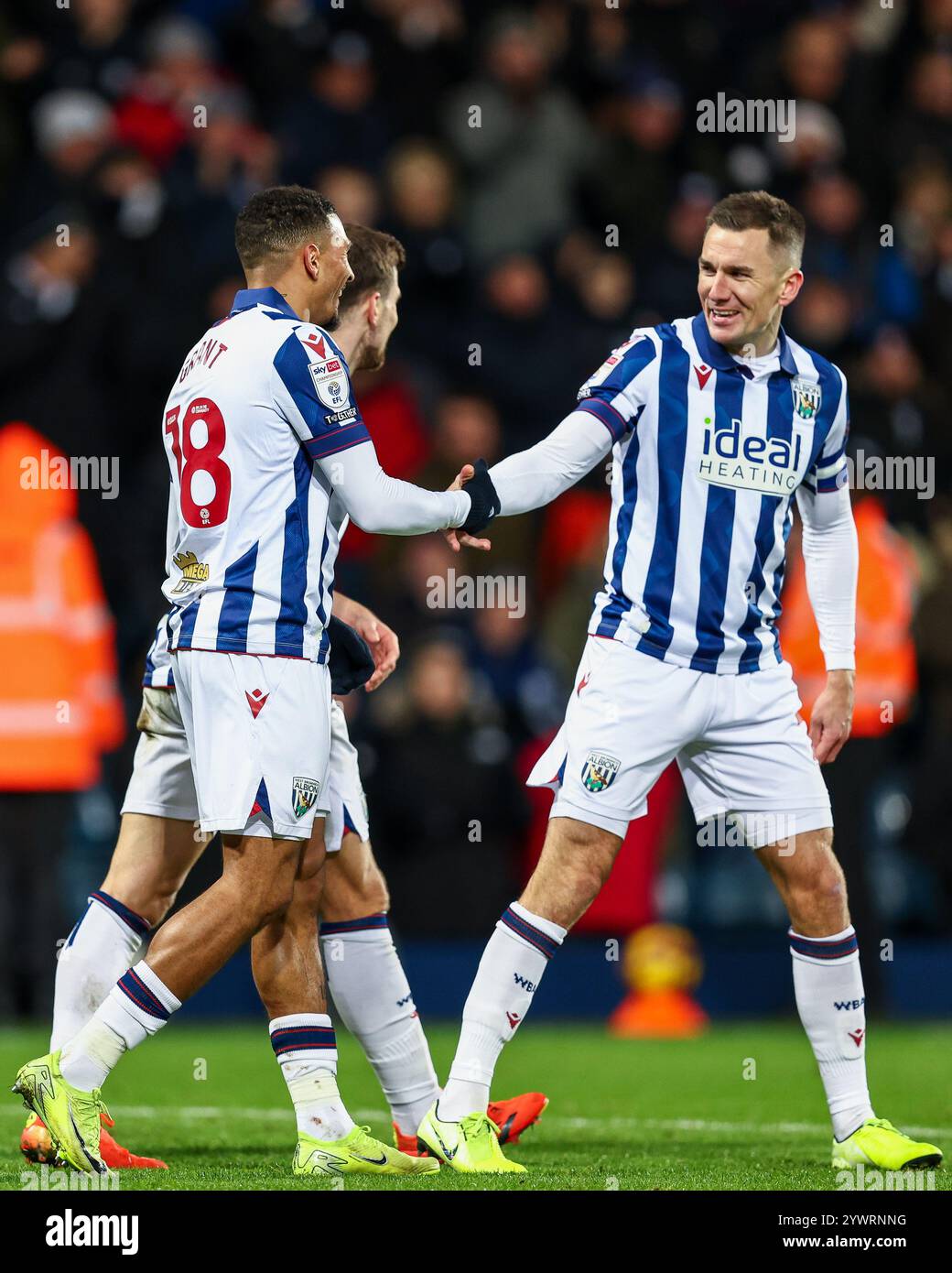 #18, Karlan Grant di WBA si congratula per il suo gol con il #7, Jed Wallace durante la partita di Sky Bet Championship tra West Bromwich Albion e Coventry City all'Hawthorns di West Bromwich mercoledì 11 dicembre 2024. (Foto: Stuart Leggett | mi News) crediti: MI News & Sport /Alamy Live News Foto Stock