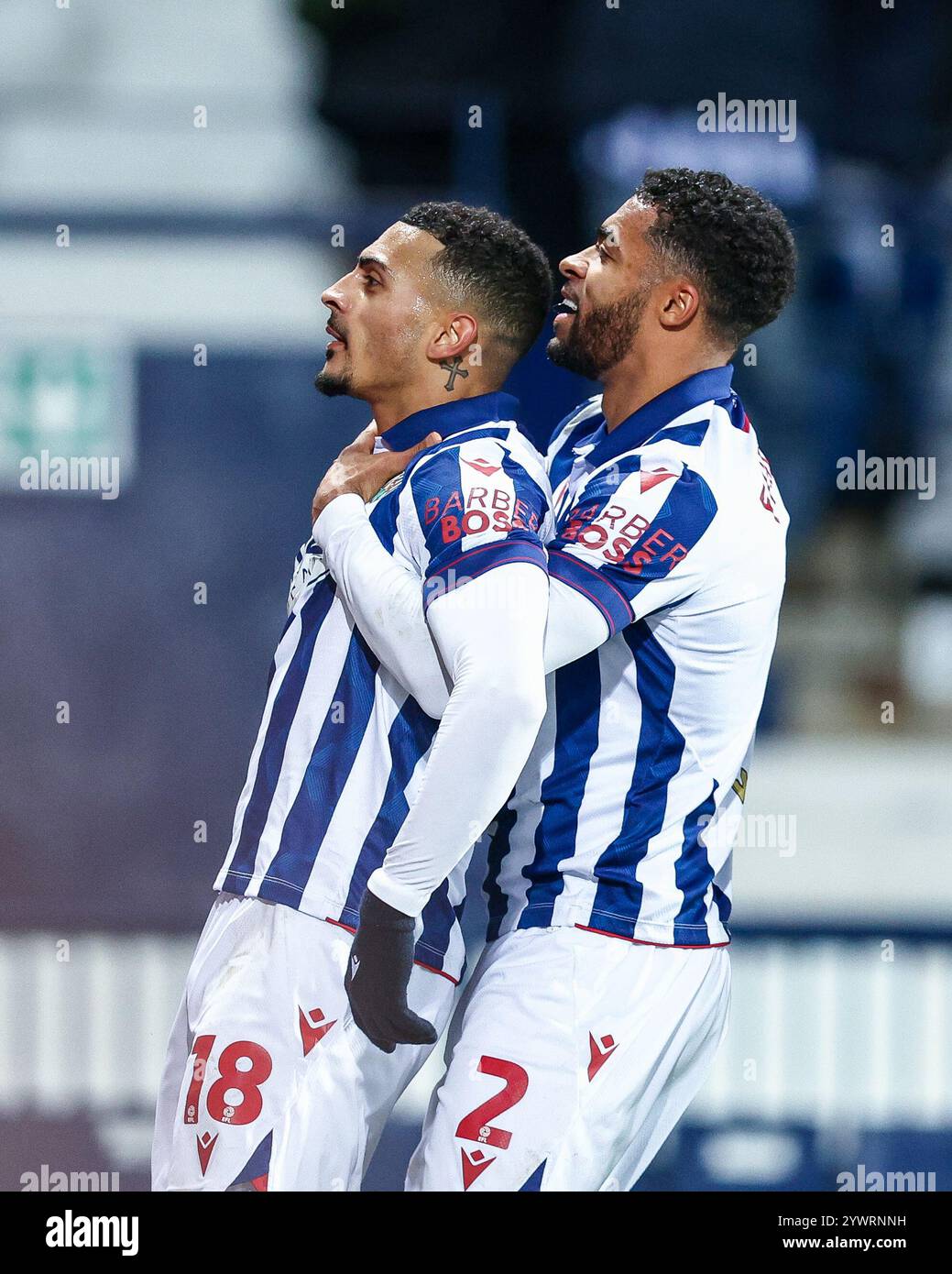 #18, Karlan Grant di WBA si congratula con il #2, Darnell Furlong durante la partita del titolo Sky Bet tra West Bromwich Albion e Coventry City all'Hawthorns di West Bromwich, mercoledì 11 dicembre 2024. (Foto: Stuart Leggett | mi News) crediti: MI News & Sport /Alamy Live News Foto Stock