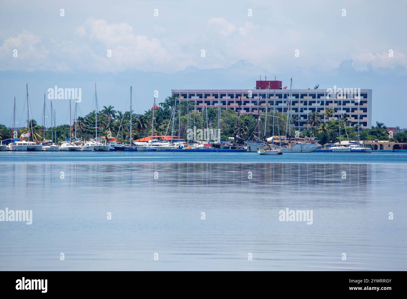 Il Jagua Hotel e le barche a vela nella baia di bahia de cienfuegos, Cuba Foto Stock