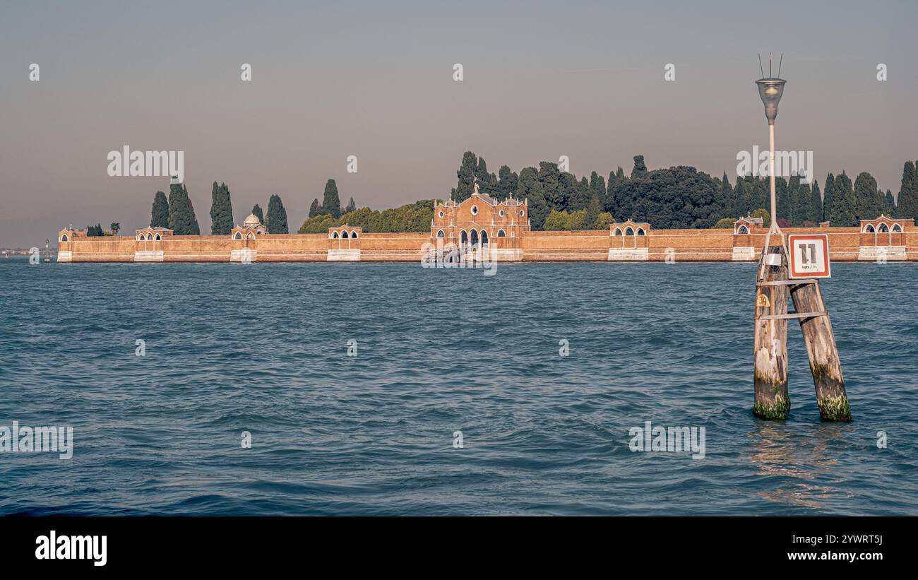 Lato anteriore di San Michele in Isola visto da fondamenta nove; questa piccola isola è lo storico cimitero monumentale della città di Venezia, Veneto, i Foto Stock