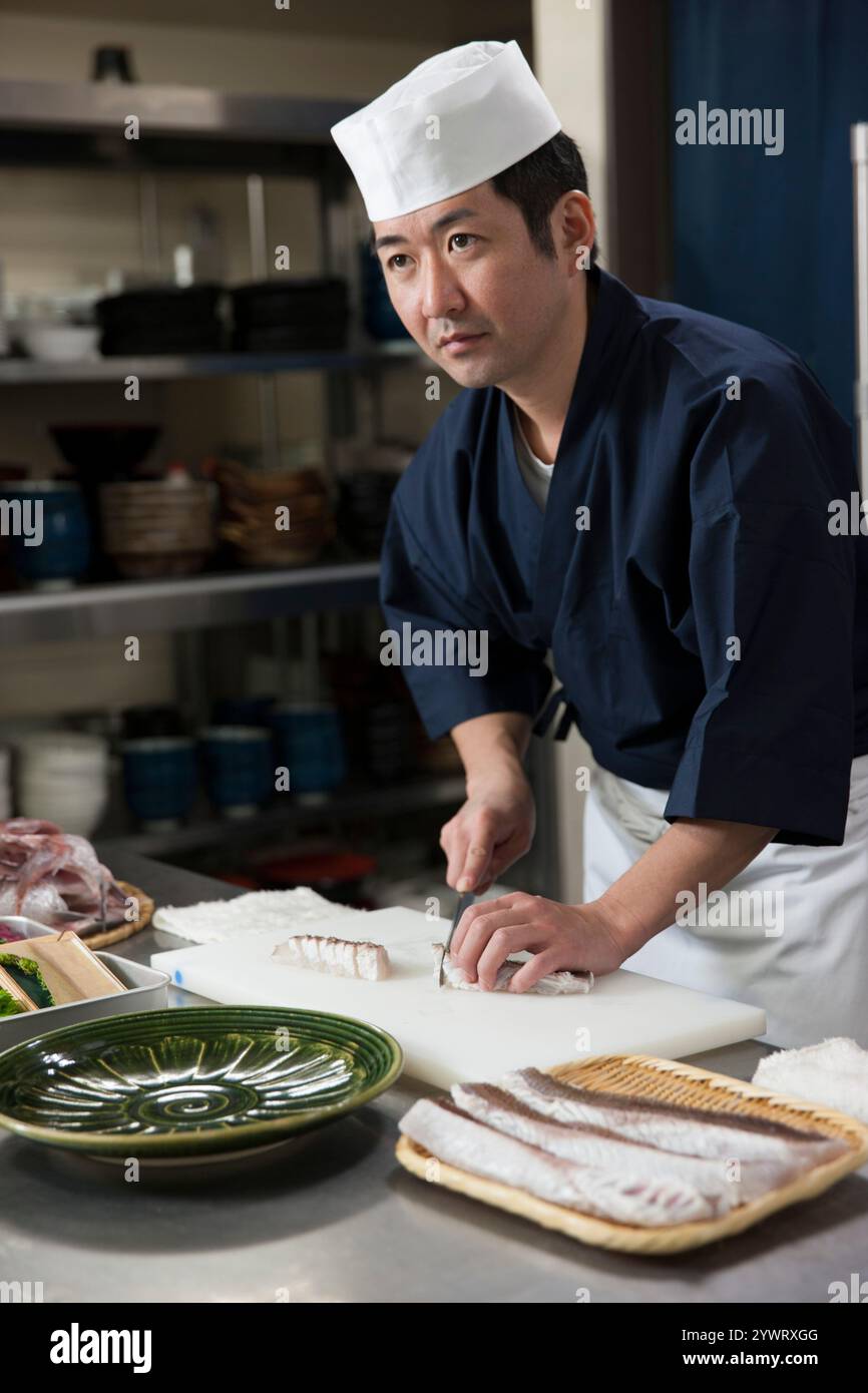 Cuocere tagliando il sashimi di corteccia di pino di orata Foto Stock