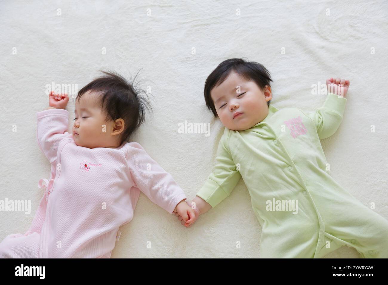 Vista dall'alto di due bambini che dormono sulla coperta Foto Stock