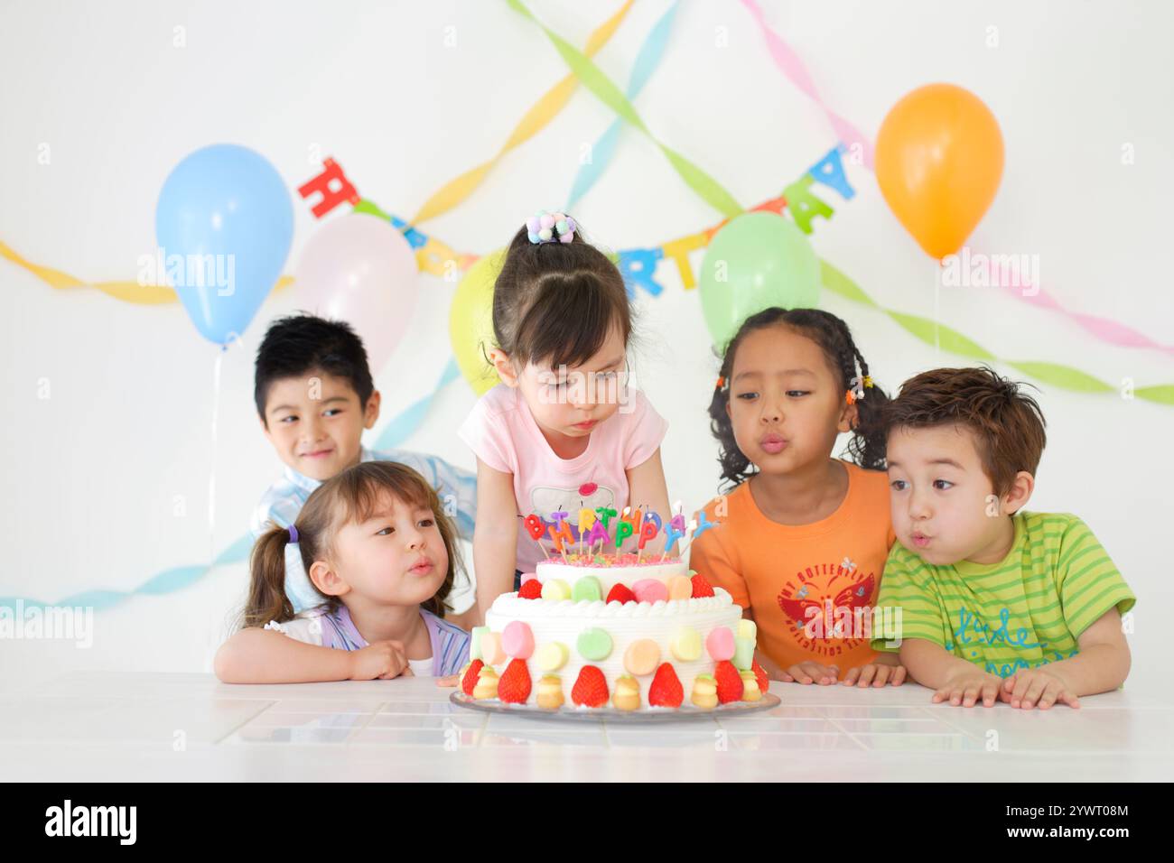 Bambini che fanno una festa di compleanno Foto Stock