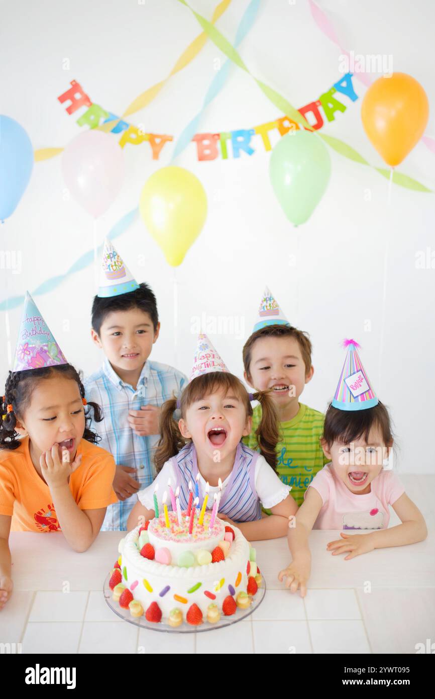 Bambini che fanno una festa di compleanno Foto Stock