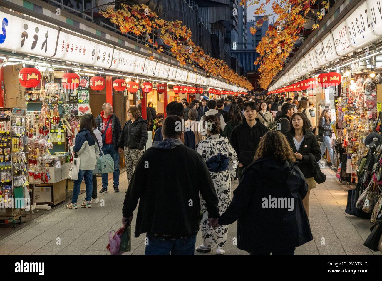 Via dello shopping Nakamise nel quartiere Asakusa di Tokyo in Giappone Foto Stock