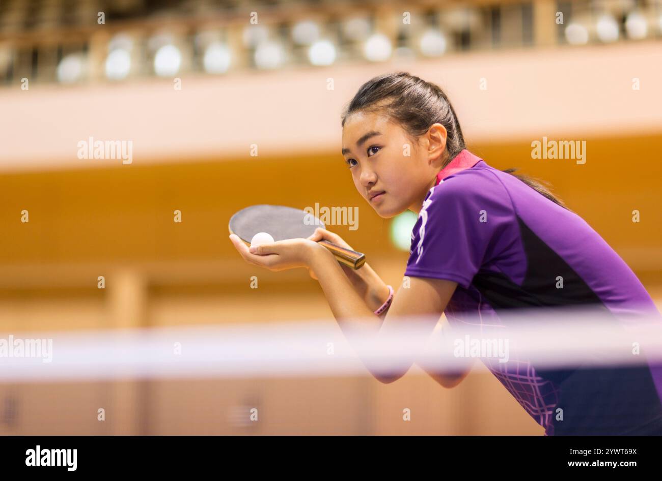 Studentesse che giocano a ping pong Foto Stock