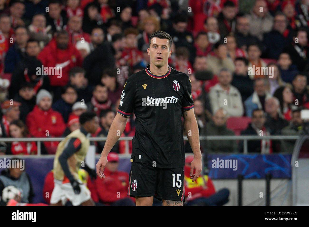 Lisbona, Portogallo. 11 dicembre 2024. Nicolo Casale del Bologna FC visto in azione durante la fase 6 della UEFA Champions League 2024/25 tra SL Benfica e Bologna FC all'Estadio da Luz. Punteggio finale Benfica 0:0 Bologna (foto di Bruno de Carvalho/SOPA Images/Sipa USA) credito: SIPA USA/Alamy Live News Foto Stock