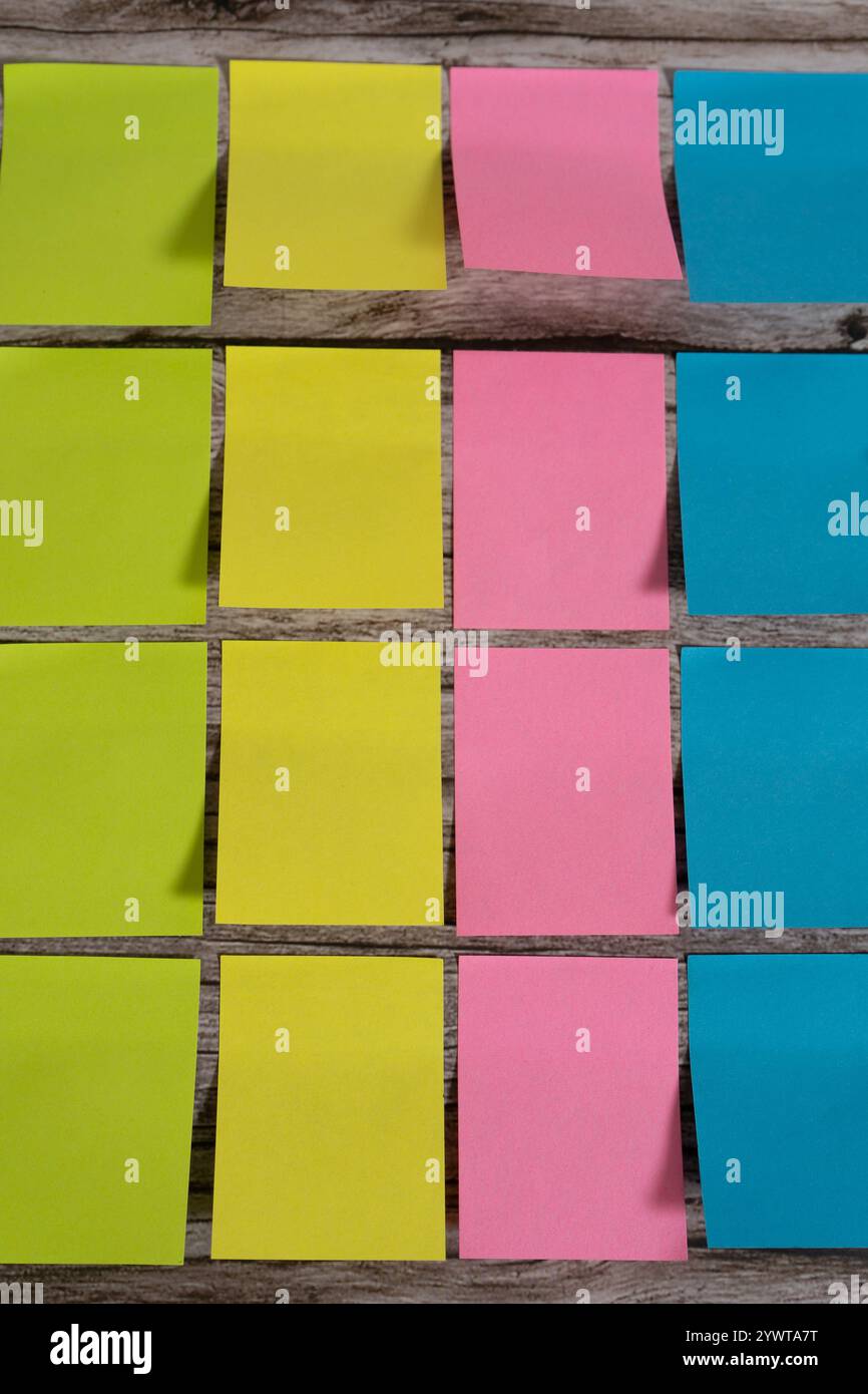 Note post-it e note adesive ordinate in base al colore e alle dimensioni su una tabella Foto Stock