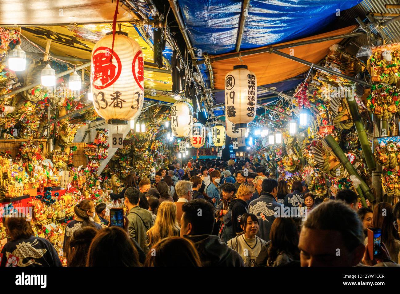 Santuario di Hanazono mercato del gallo di Tori-no-Ichi a Shinjuku Tokyo Giappone Foto Stock