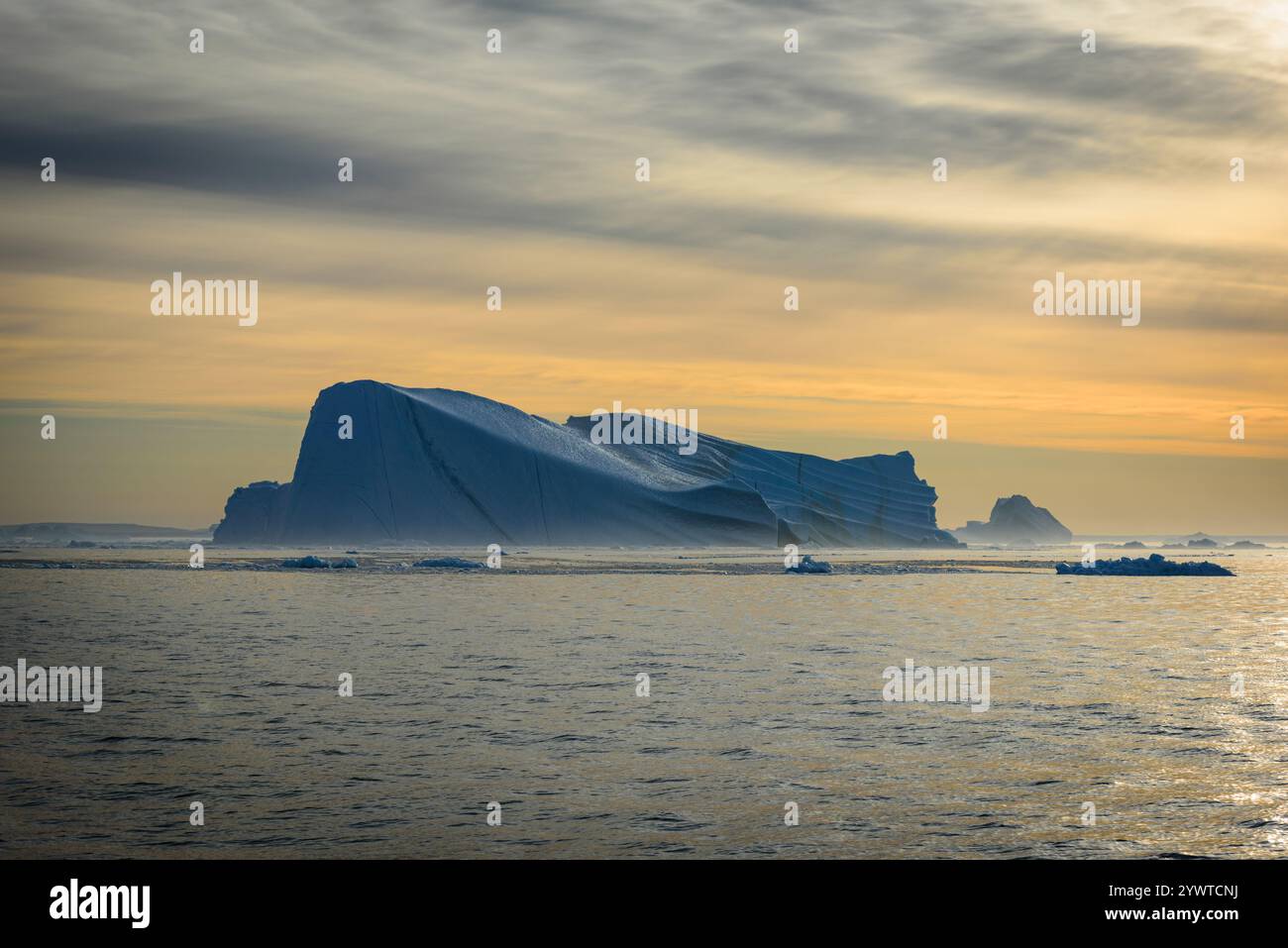 Iceberg sull'acqua all'alba Foto Stock