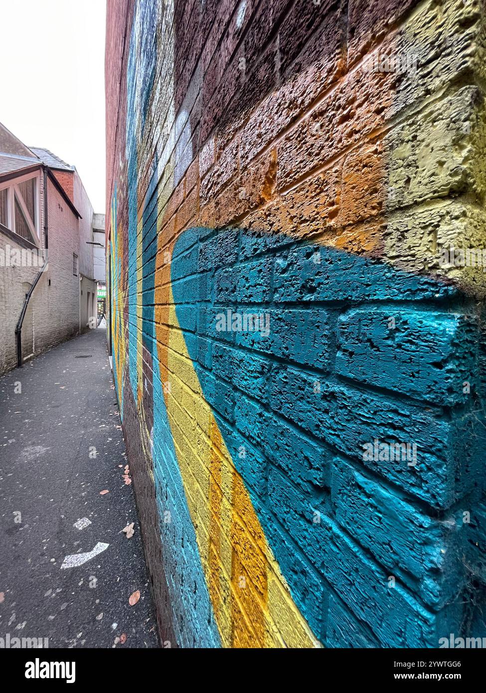 Pareti luminose dipinte di Union Passage, Hereford, Regno Unito. - Immagine stock catturata con smartphone