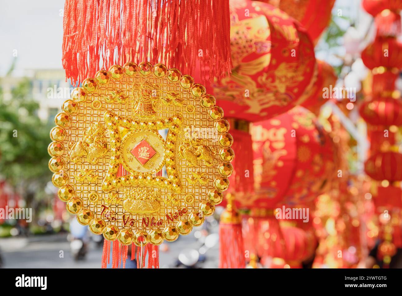 Decorazioni rosse e dorate al Lunar New Year Market, Vietnam Foto Stock