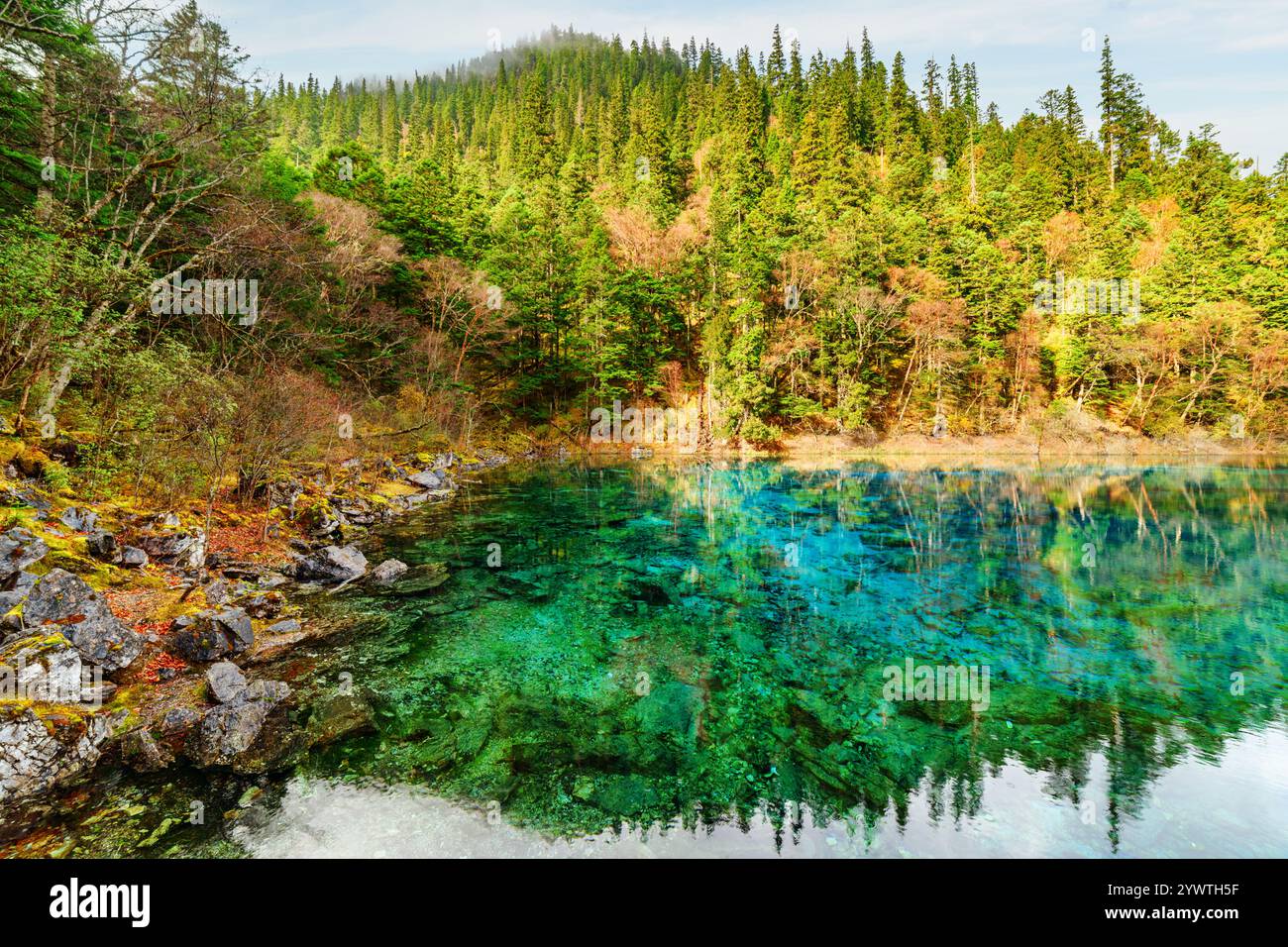 Vista della piscina a cinque colori (il laghetto colorato) Foto Stock