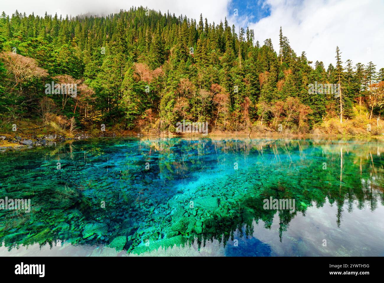 Vista della piscina a cinque colori (il laghetto colorato) Foto Stock