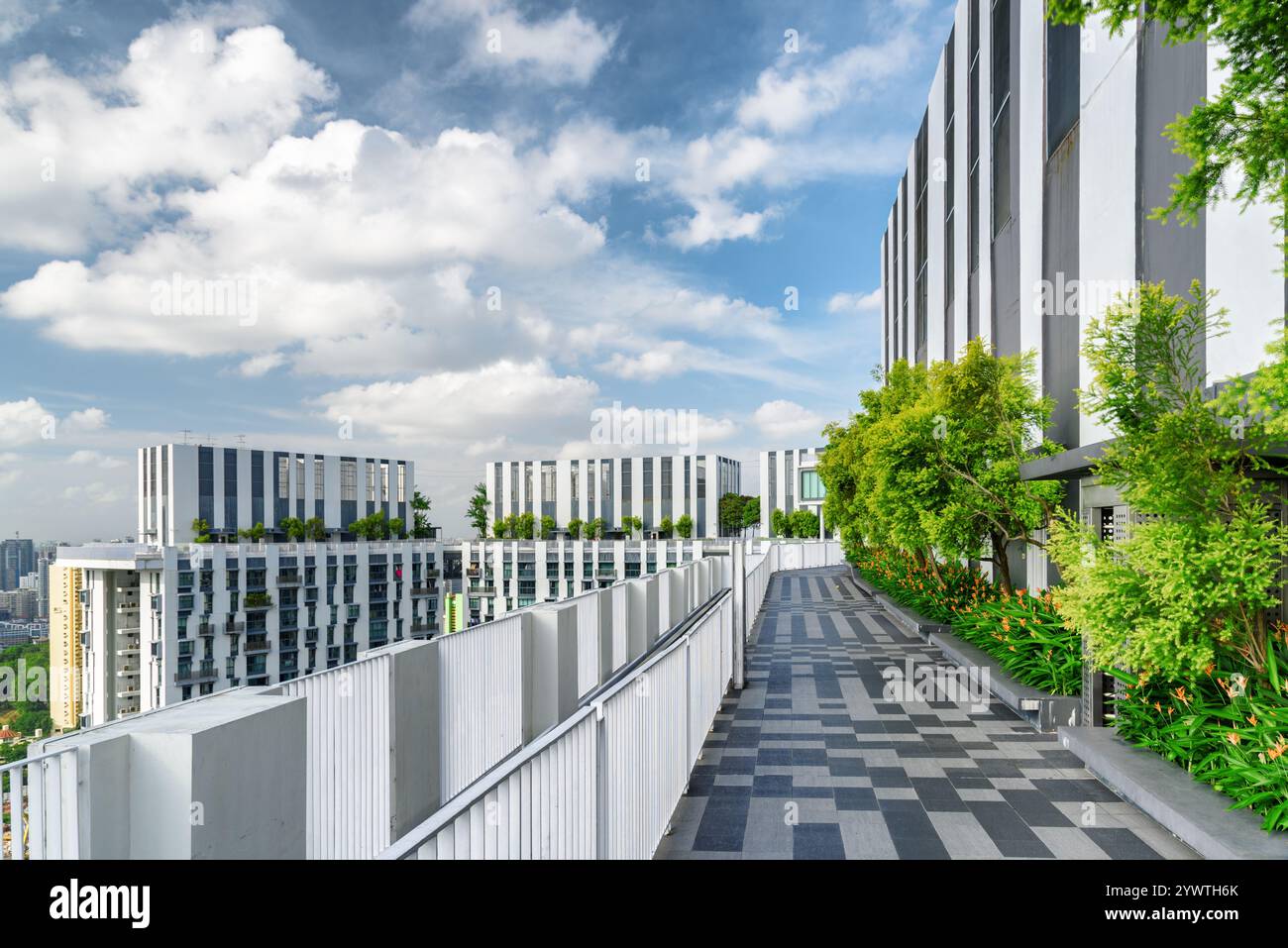 Giardino sul tetto di Singapore. Terrazza panoramica all'aperto con parco Foto Stock