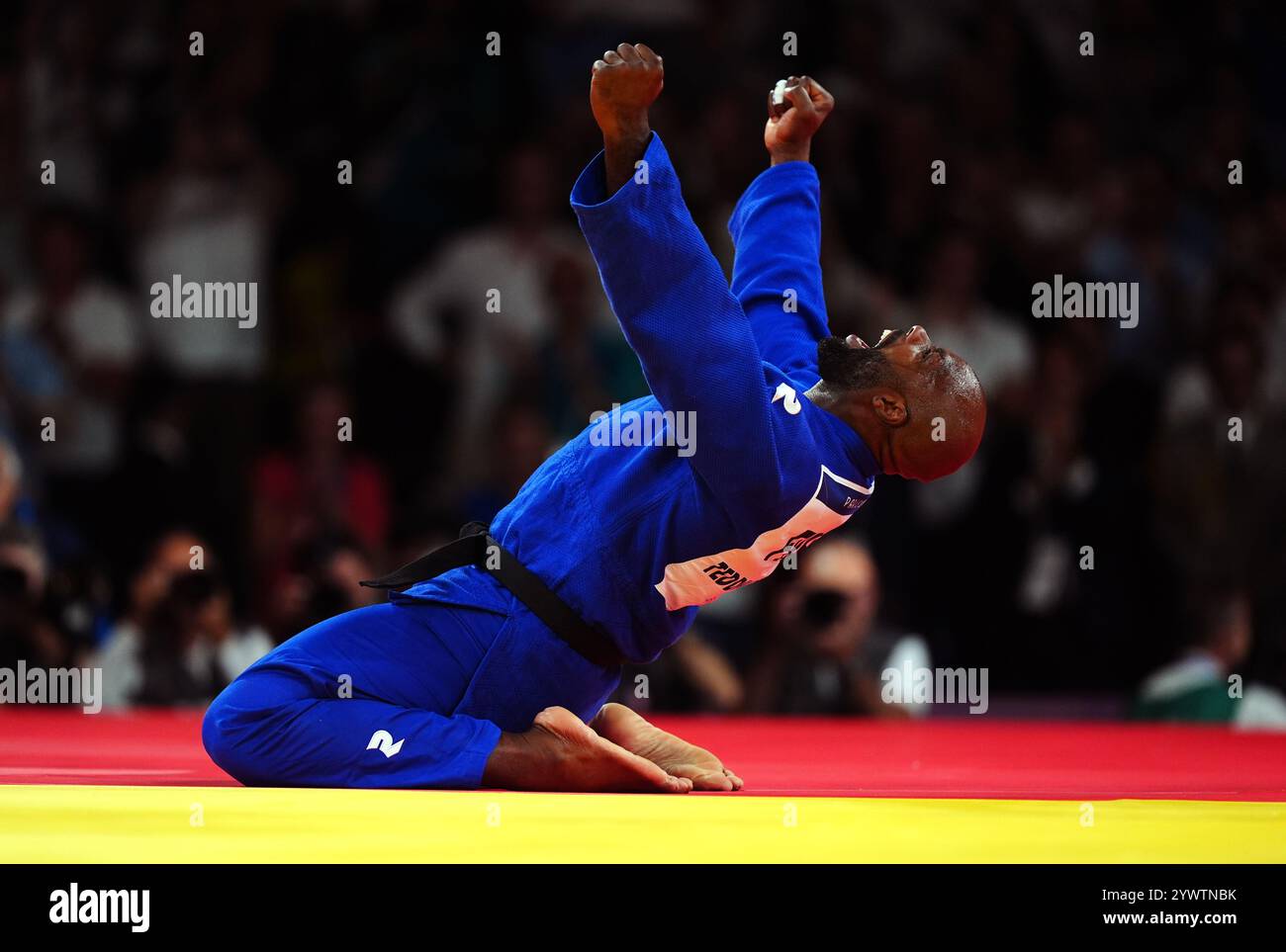 Foto del file del 02-08-2024 del francese Teddy Riner celebra la vittoria contro la Corea del Sud Kim Minjong dopo la finale maschile + 100 kg all'Arena Champ-de-Mars il settimo giorno dei Giochi Olimpici di Parigi 2024 in Francia. C'erano molte ragioni per festeggiare il pubblico francese, non ultimo l'eroe del rugby a 15 Antoine Dupont che guidava i padroni di casa all'oro nell'evento maschile di rugby a sette, e l'icona del judo Teddy Riner che scattava il suo terzo oro in carriera sul tappeto al Champ de Mars. Data di pubblicazione: Giovedì 12 dicembre 2024. Foto Stock