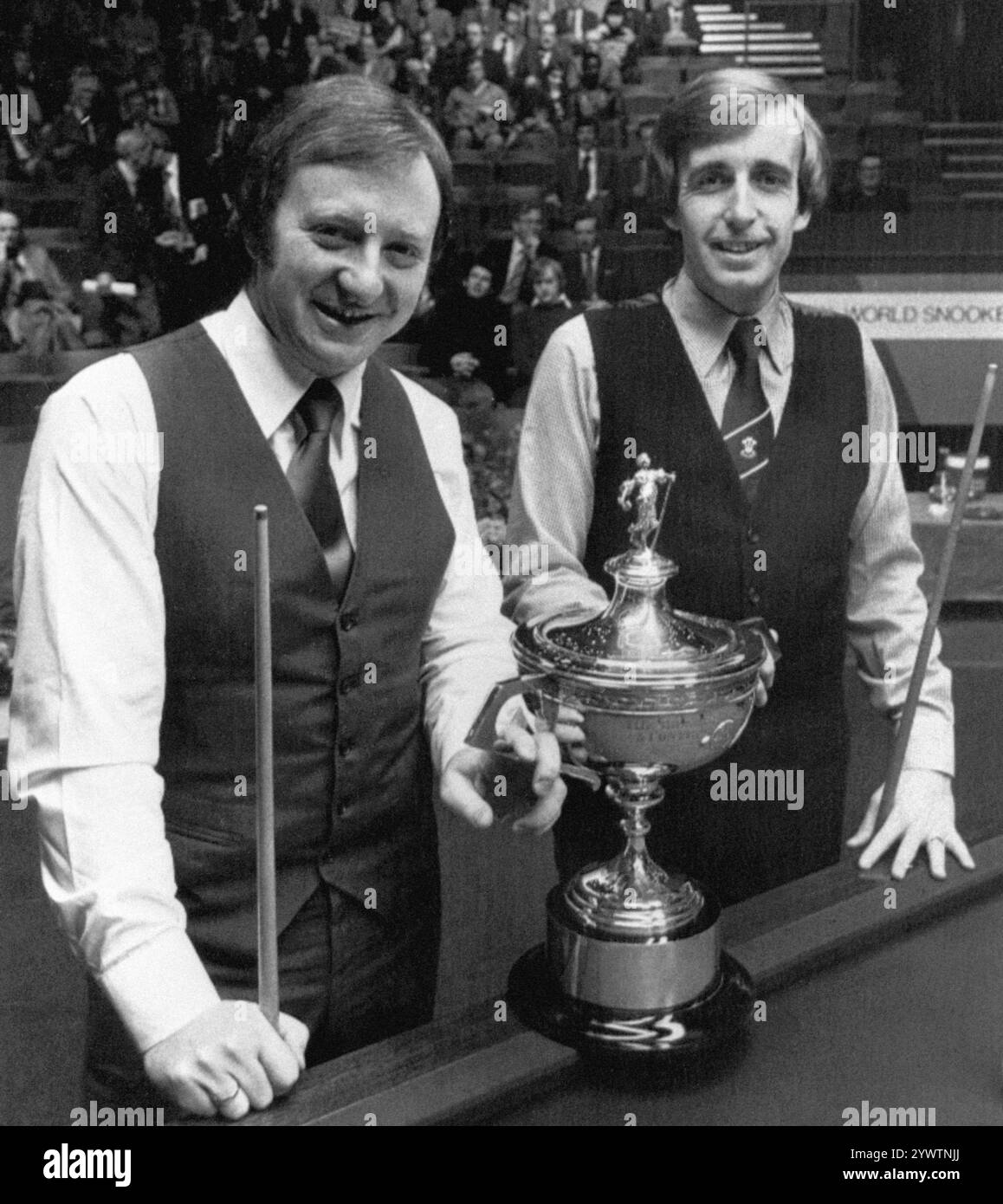 Foto del file datata 28-04-1979 di Dennis Taylor e Welshman Terry Griffiths (a destra) mentre stavano per entrare negli ultimi 17 frame della finale del 47 frame del campionato Embassy World Professional snooker di Sheffield. Il gallese, la cui morte all’età di 77 anni è stata confermata all’inizio di questo mese, è arrivato attraverso le prove di qualificazione per trionfare al Campionato del mondo 1979, e ha anche vinto il Masters e il UK Championship per completare l’illustre ‘tripla corona’ dello snooker. Data di pubblicazione: Giovedì 12 dicembre 2024. Foto Stock