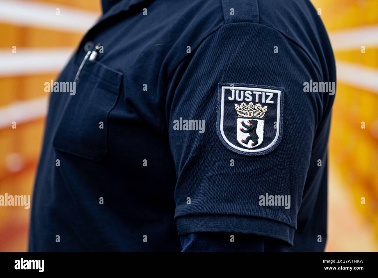 Berlino, Germania. 11 dicembre 2024. Un agente della prigione si trova nella prigione di Tegel. Crediti: Fabian Sommer/dpa/Alamy Live News Foto Stock