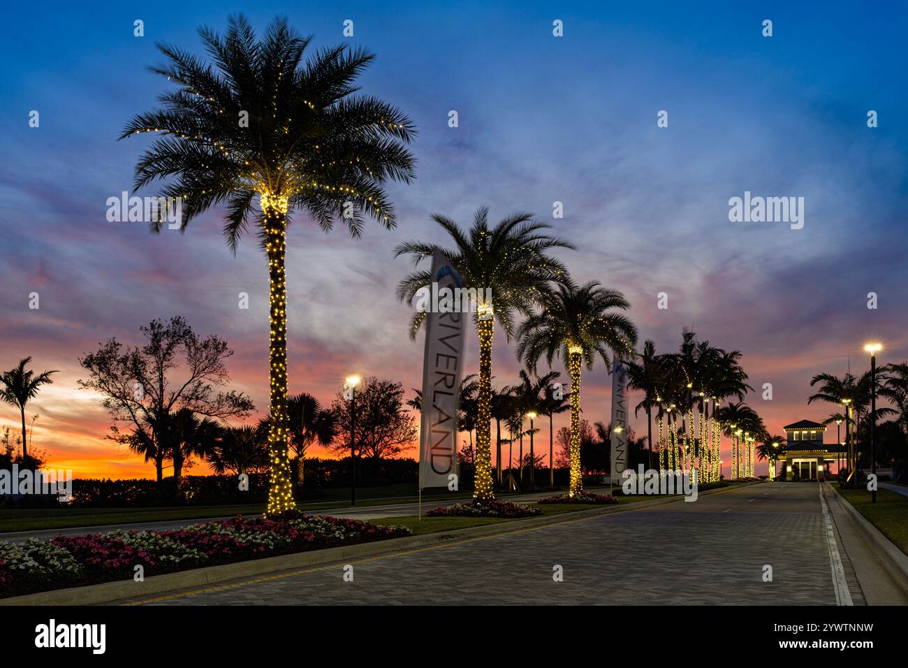 Ingresso alla passeggiata di Valencia sul lungofiume. Tramonto, ora di Natale. Port St. Lucie, Florida, Stati Uniti Foto Stock