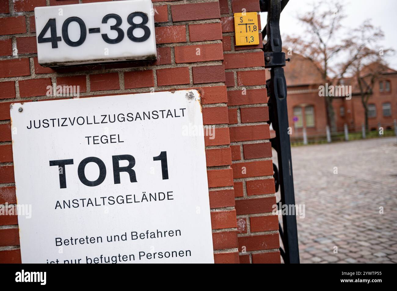 Berlino, Germania. 11 dicembre 2024. Cartello all'ingresso della prigione di Tegel credito: Fabian Sommer/dpa/Alamy Live News Foto Stock