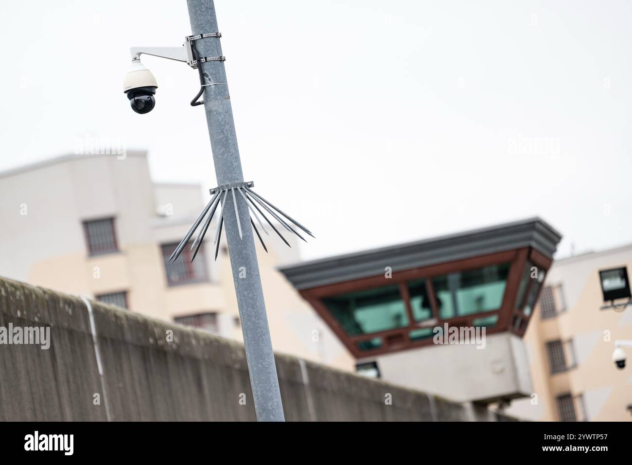 Berlino, Germania. 11 dicembre 2024. Una telecamera di sicurezza sul muro della prigione di Tegel. Crediti: Fabian Sommer/dpa/Alamy Live News Foto Stock