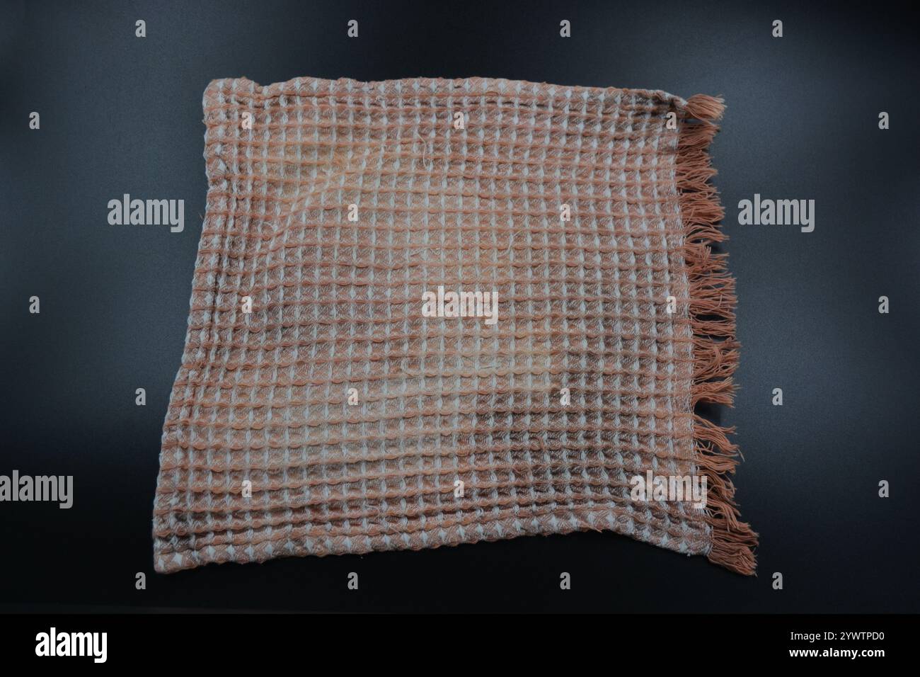 Tessuti morbidi, oggetti, tovaglioli in cotone sbiancato bianco e nero sono situati su uno sfondo in plastica nera. Foto Stock