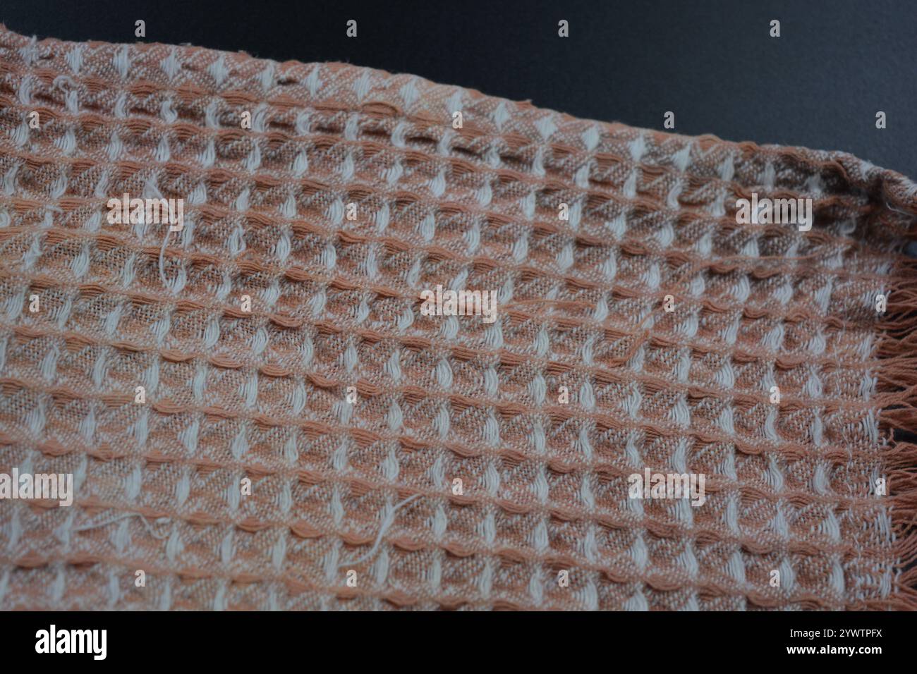 Tessuti morbidi, oggetti, tovaglioli in cotone sbiancato bianco e nero sono situati su uno sfondo in plastica nera. Foto Stock