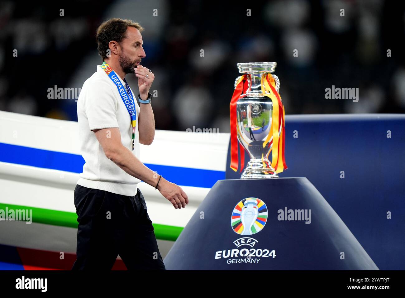 Foto del file datata 14-07-2024 del manager inglese Gareth Southgate che cammina oltre il trofeo. Ha dimostrato la fine della strada per Southgate dopo otto anni al timone, ma poteva andarsene con la testa alta avendo anche supervisionato una corsa alla semifinale di Coppa del mondo durante il suo mandato. Il tedesco Thomas Tuchel è stato nominato come suo sostituto, ma non prende il posto fino al nuovo anno. Data di pubblicazione: Giovedì 12 dicembre 2024. Foto Stock