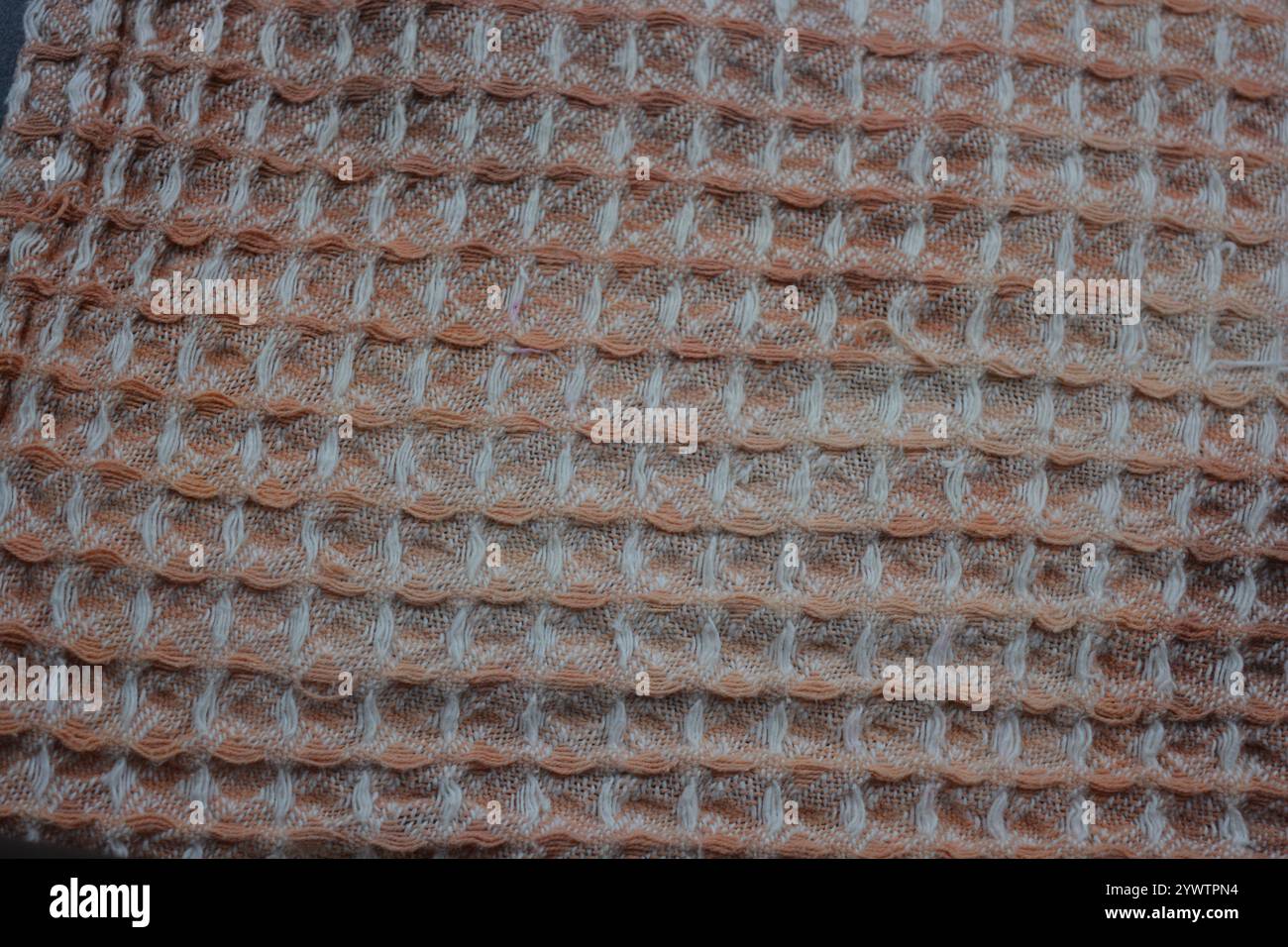 Tessuti morbidi, oggetti, tovaglioli in cotone sbiancato bianco e nero sono situati su uno sfondo in plastica nera. Foto Stock