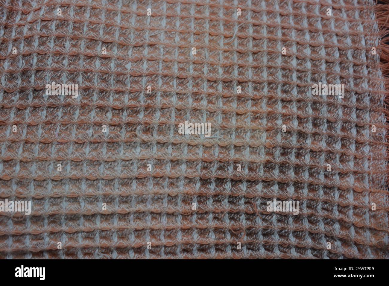 Tessuti morbidi, oggetti, tovaglioli in cotone sbiancato bianco e nero sono situati su uno sfondo in plastica nera. Foto Stock