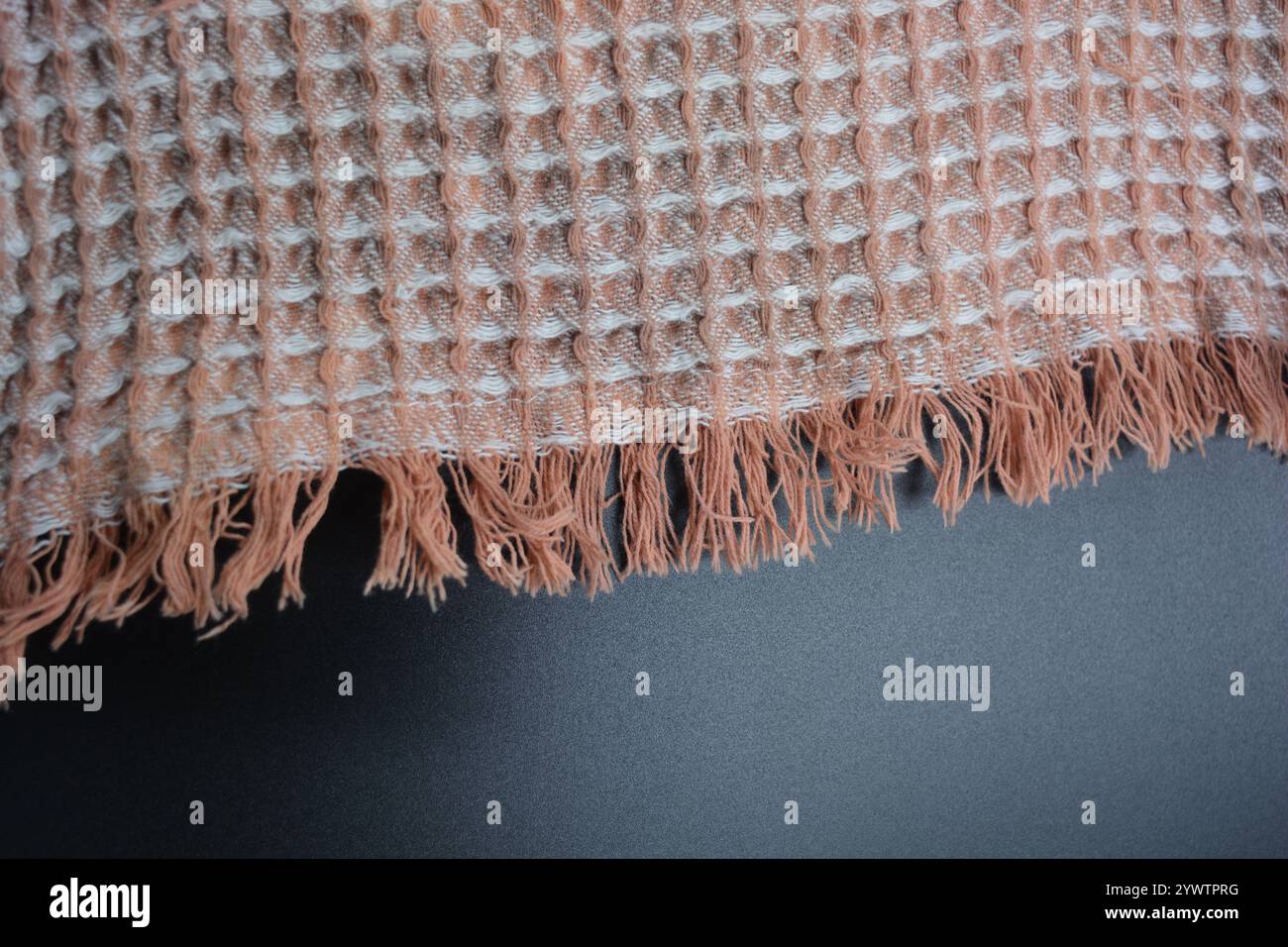 Tessuti morbidi, oggetti, tovaglioli in cotone sbiancato bianco e nero sono situati su uno sfondo in plastica nera. Foto Stock