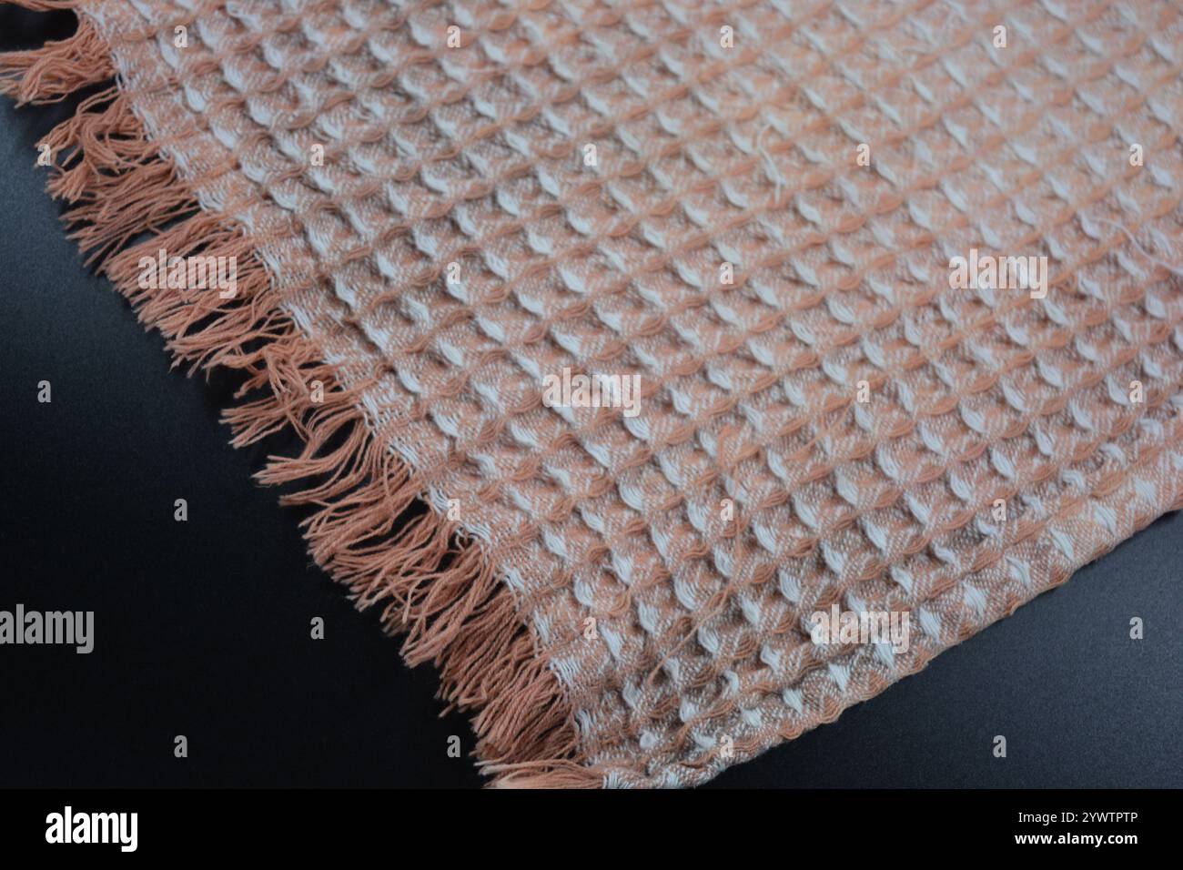 Tessuti morbidi, oggetti, tovaglioli in cotone sbiancato bianco e nero sono situati su uno sfondo in plastica nera. Foto Stock