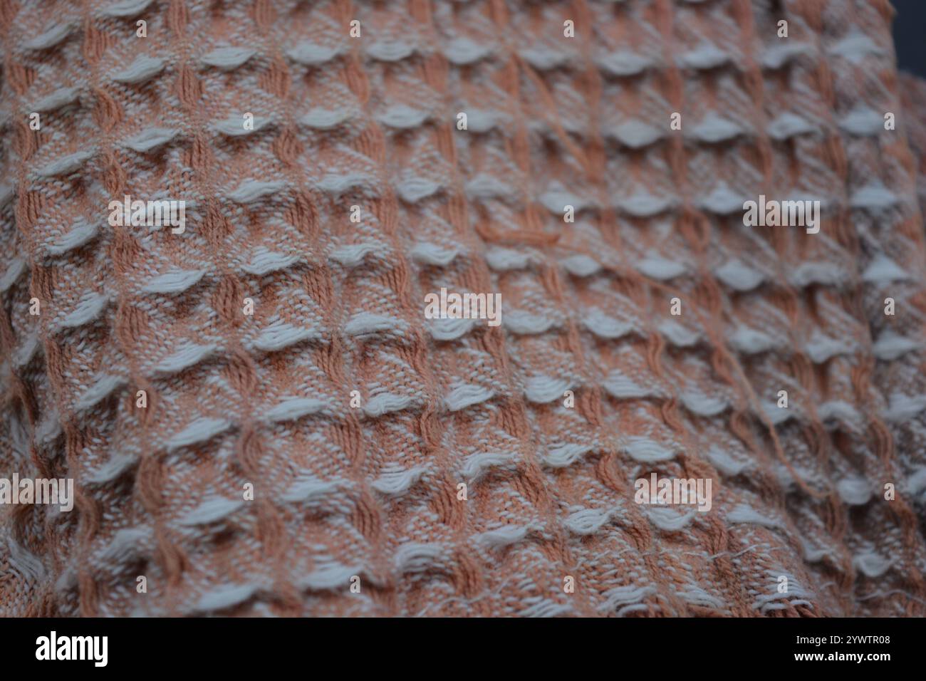 Tessuti morbidi, oggetti, tovaglioli in cotone sbiancato bianco e nero sono situati su uno sfondo in plastica nera. Foto Stock