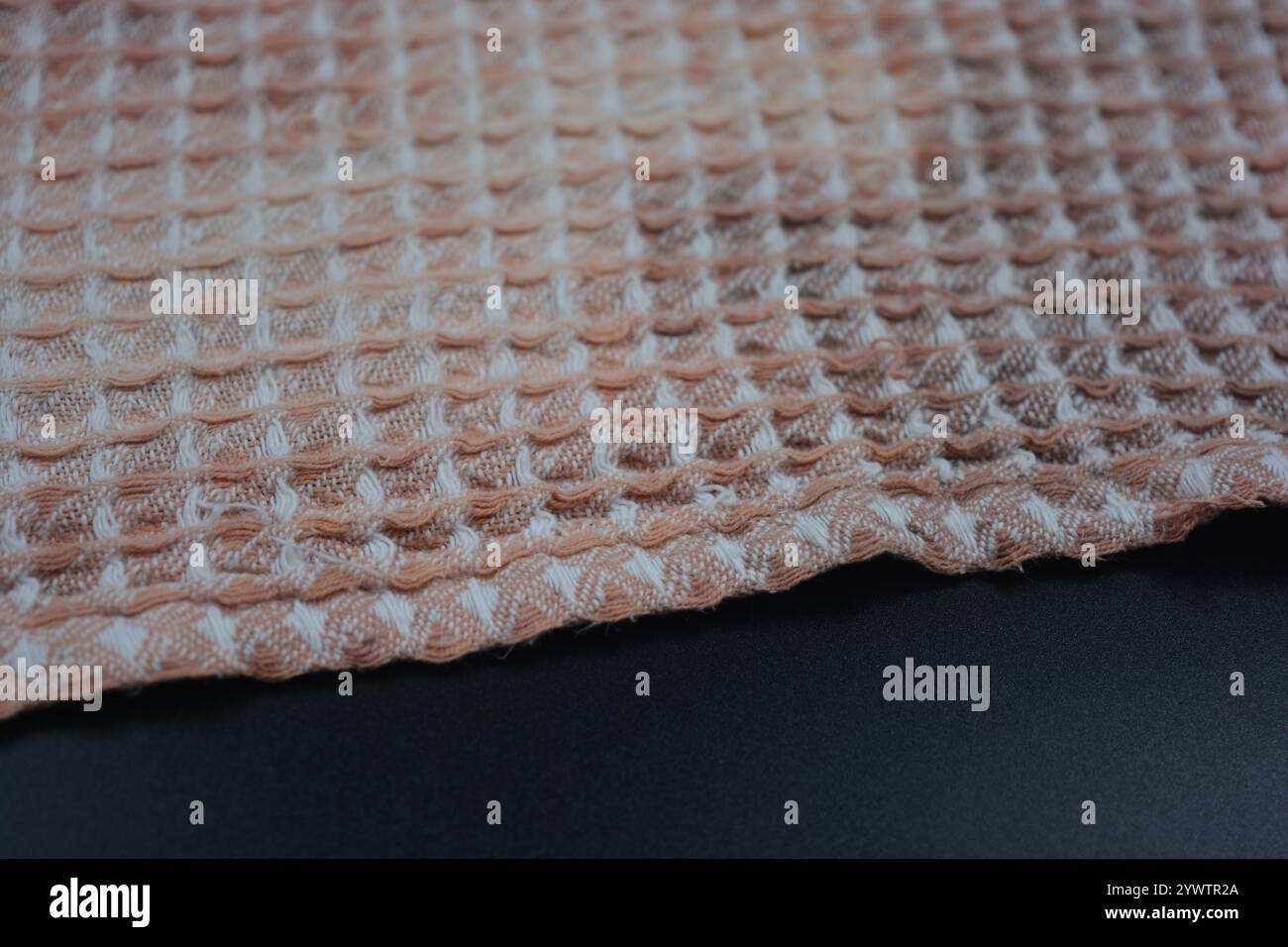 Tessuti morbidi, oggetti, tovaglioli in cotone sbiancato bianco e nero sono situati su uno sfondo in plastica nera. Foto Stock