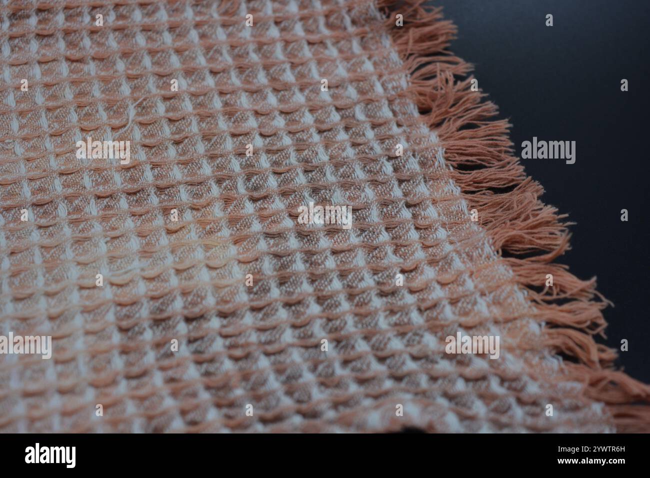 Tessuti morbidi, oggetti, tovaglioli in cotone sbiancato bianco e nero sono situati su uno sfondo in plastica nera. Foto Stock