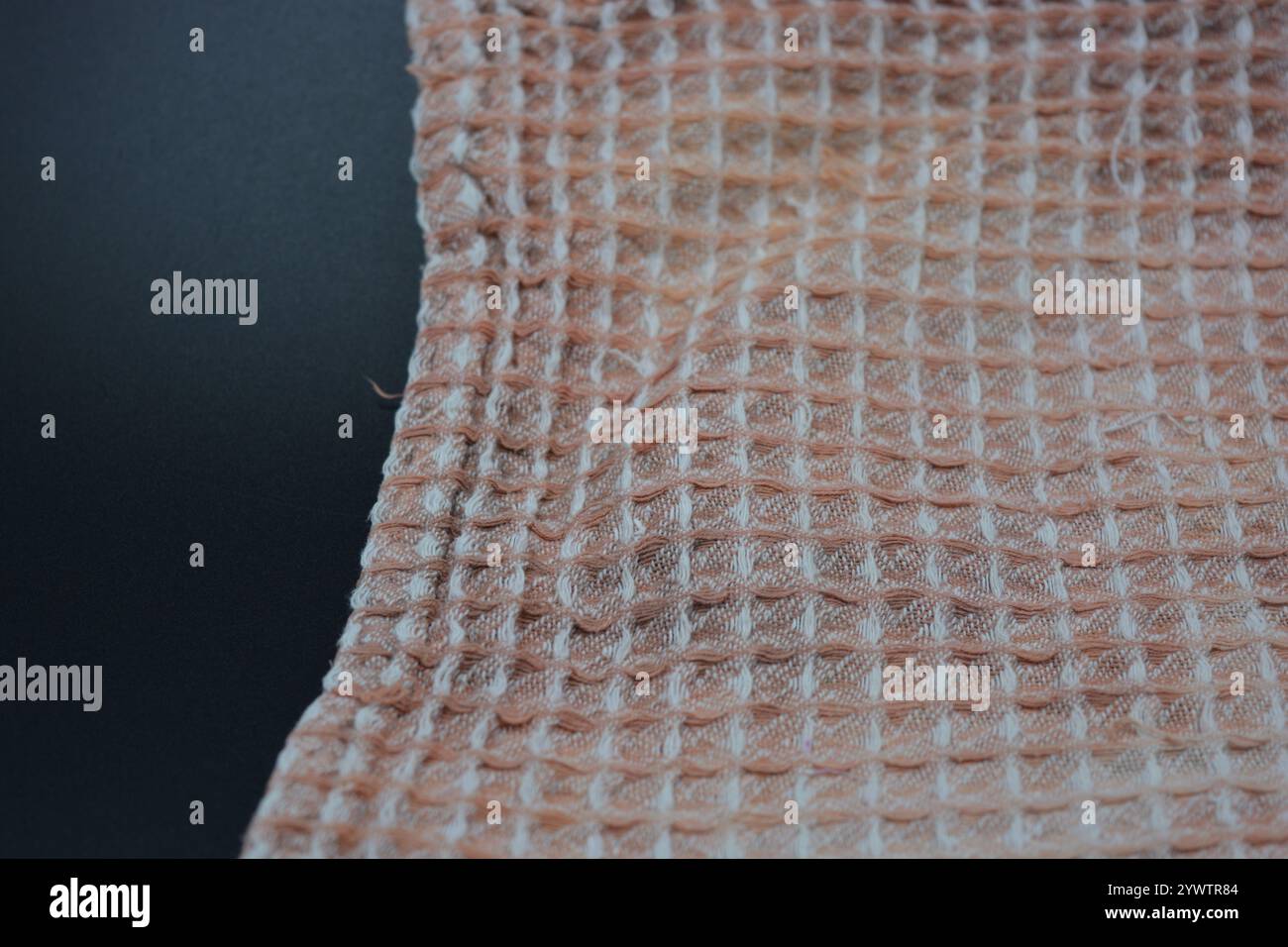 Tessuti morbidi, oggetti, tovaglioli in cotone sbiancato bianco e nero sono situati su uno sfondo in plastica nera. Foto Stock